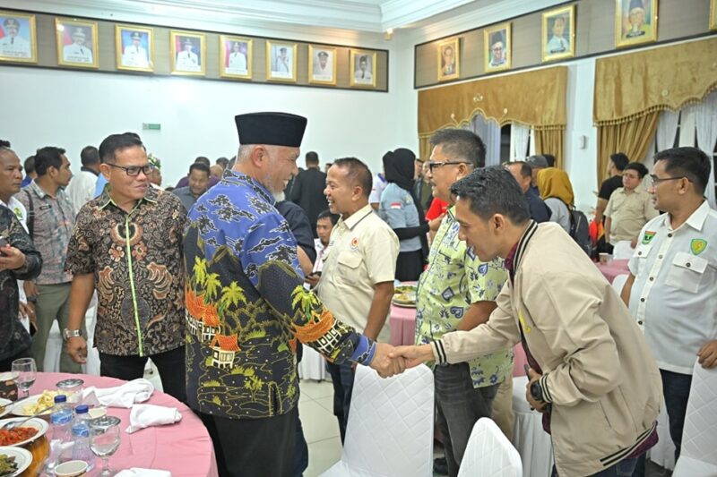 Gubernur Sumbar Mahyeldi menerima kunjungan silaturahmi para pegiat dan pelaku dunia olahraga se-Sumbar di Auditorium Gubernuran, Kamis (13/2/2025). (Foto: ADPSB)