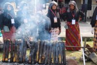 Bundo Kanduang Kelurahan Jati, Kecamatan Padang Timur menggelar tradisi Malamang, Minggu (16/2/2025) di Lapangan Balai Pemuda Jati Rumah Gadang. (Foto: Diskominfo Padang)