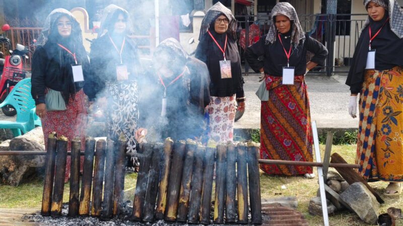 Bundo Kanduang Kelurahan Jati, Kecamatan Padang Timur menggelar tradisi Malamang, Minggu (16/2/2025) di Lapangan Balai Pemuda Jati Rumah Gadang. (Foto: Diskominfo Padang)