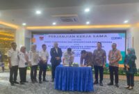 Penandatanganan Perjanjian Kerja Sama antara Kepala Disdikbud Padang Yopi Krislova dengan Branch Manager-Branch Office BRI Padang Elly Sanjoyo di Gedung BRI lantai 3, Jalan Bagindo Aziz Chan, Rabu (19/2/2025). (Foto: Diskominfo Padang)