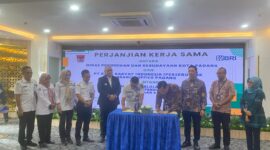 Penandatanganan Perjanjian Kerja Sama antara Kepala Disdikbud Padang Yopi Krislova dengan Branch Manager-Branch Office BRI Padang Elly Sanjoyo di Gedung BRI lantai 3, Jalan Bagindo Aziz Chan, Rabu (19/2/2025). (Foto: Diskominfo Padang)