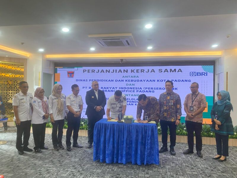 Penandatanganan Perjanjian Kerja Sama antara Kepala Disdikbud Padang Yopi Krislova dengan Branch Manager-Branch Office BRI Padang Elly Sanjoyo di Gedung BRI lantai 3, Jalan Bagindo Aziz Chan, Rabu (19/2/2025). (Foto: Diskominfo Padang)