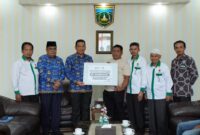 Baznas Padang Panjang menyalurkan bantuan Rp 33 juta untuk 11 korban bencana galodo Marapi, Senin (17/2/2025). (Foto: Diskominfo Padang Panjang)