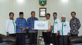 Baznas Padang Panjang menyalurkan bantuan Rp 33 juta untuk 11 korban bencana galodo Marapi, Senin (17/2/2025). (Foto: Diskominfo Padang Panjang)