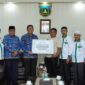 Baznas Padang Panjang menyalurkan bantuan Rp 33 juta untuk 11 korban bencana galodo Marapi, Senin (17/2/2025). (Foto: Diskominfo Padang Panjang)