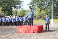 Pj Wali Kota Padang, Andree Algamar memimpin upacara bulanan Pemko Padang di Lapangan Kantor Balai Kota, Aie Pacah, Senin (17/2/2025). (Foto: Diskominfo Padang)