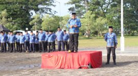 Pj Wali Kota Padang, Andree Algamar memimpin upacara bulanan Pemko Padang di Lapangan Kantor Balai Kota, Aie Pacah, Senin (17/2/2025). (Foto: Diskominfo Padang)