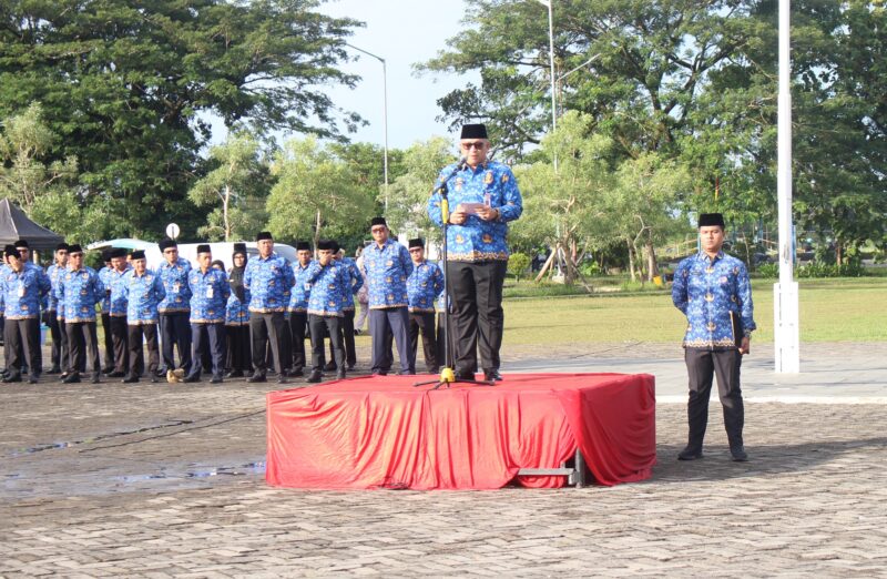 Pj Wali Kota Padang, Andree Algamar memimpin upacara bulanan Pemko Padang di Lapangan Kantor Balai Kota, Aie Pacah, Senin (17/2/2025). (Foto: Diskominfo Padang)
