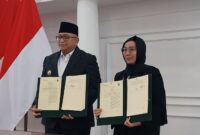 Penandatanganan MoU oleh Pj Wali Kota Padang, Andree Algamar bersama Perwakilan Direksi PT Bank CIMB Niaga Tbk, Rahmi Asrizal, Rabu (19/2/2025). (Foto: Diskominfo Padang)