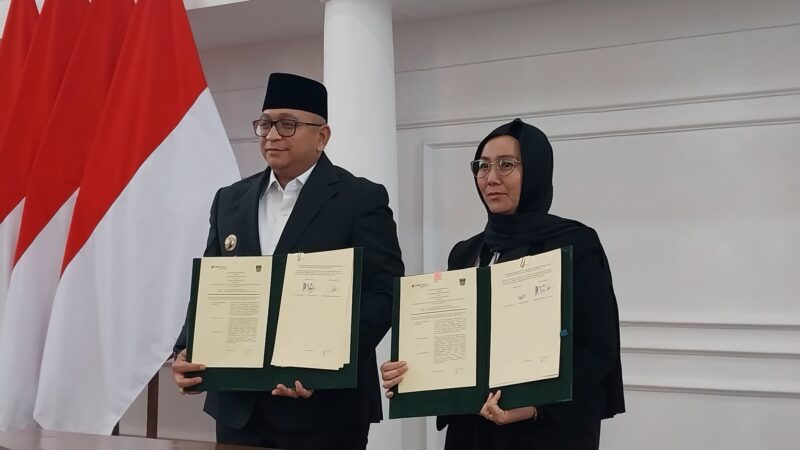 Penandatanganan MoU oleh Pj Wali Kota Padang, Andree Algamar bersama Perwakilan Direksi PT Bank CIMB Niaga Tbk, Rahmi Asrizal, Rabu (19/2/2025). (Foto: Diskominfo Padang)
