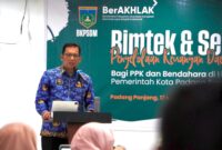 Pj Wali Kota, Sonny Budaya Putra membuka Bimtek dan Sertifikasi Pengelolaan Keuangan Daerah, Senin (17/2/2025) hingga Jumat (21/2/2025). (Foto: Diskominfo Padang Panjang)