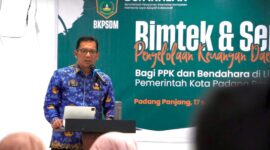 Pj Wali Kota, Sonny Budaya Putra membuka Bimtek dan Sertifikasi Pengelolaan Keuangan Daerah, Senin (17/2/2025) hingga Jumat (21/2/2025). (Foto: Diskominfo Padang Panjang)