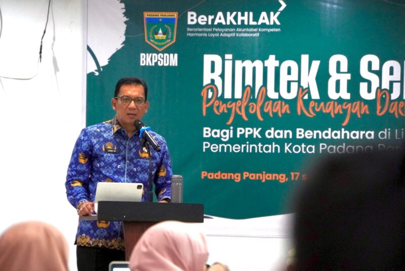 Pj Wali Kota, Sonny Budaya Putra membuka Bimtek dan Sertifikasi Pengelolaan Keuangan Daerah, Senin (17/2/2025) hingga Jumat (21/2/2025). (Foto: Diskominfo Padang Panjang)