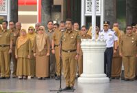 Wagub Sumbar Vasko Ruseimy memimpin apel perdana di halaman Kantor Gubernur Sumbar, Senin (24/2/2025). (Foto: ADPSB)