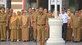 Wagub Sumbar Vasko Ruseimy memimpin apel perdana di halaman Kantor Gubernur Sumbar, Senin (24/2/2025). (Foto: ADPSB)