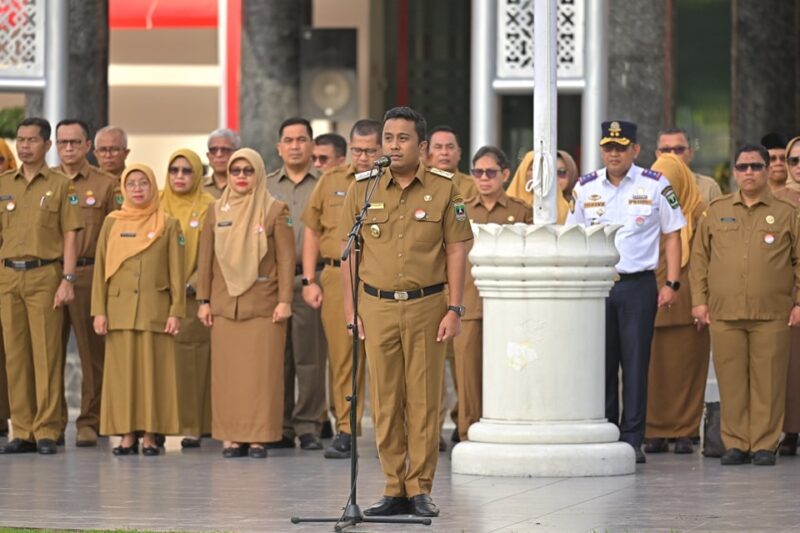 Wagub Sumbar Vasko Ruseimy memimpin apel perdana di halaman Kantor Gubernur Sumbar, Senin (24/2/2025). (Foto: ADPSB)