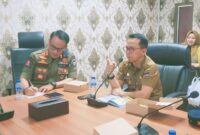 Asisten I Setdako Padang, Edi Hasymi melaksanakan Rapat Persiapan Operasi Tertib Tibum Sambut Bulan Ramadan di Balai Kota Padang, Aie Pacah, Senin (24/2/2025). (Foto: Diskominfo Padang)