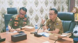 Asisten I Setdako Padang, Edi Hasymi melaksanakan Rapat Persiapan Operasi Tertib Tibum Sambut Bulan Ramadan di Balai Kota Padang, Aie Pacah, Senin (24/2/2025). (Foto: Diskominfo Padang)