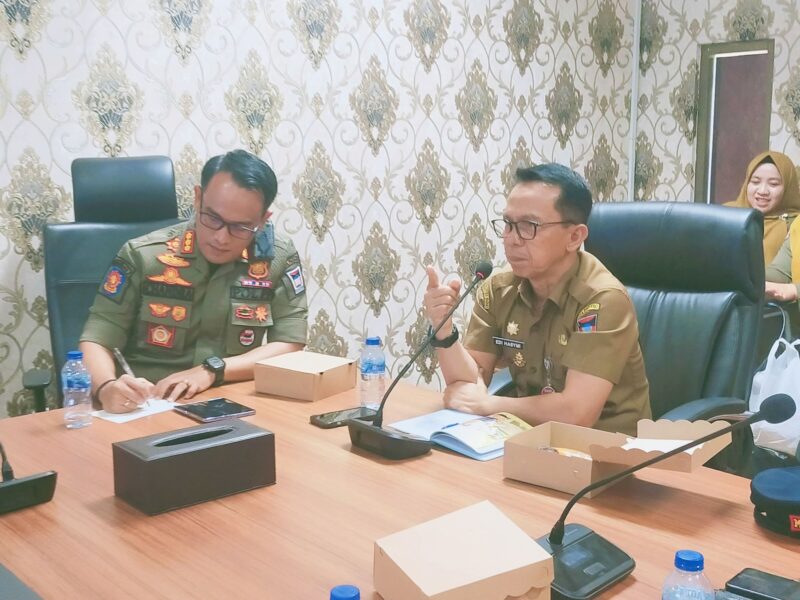 Asisten I Setdako Padang, Edi Hasymi melaksanakan Rapat Persiapan Operasi Tertib Tibum Sambut Bulan Ramadan di Balai Kota Padang, Aie Pacah, Senin (24/2/2025). (Foto: Diskominfo Padang)