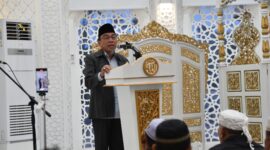 Wawako Padang, Maigus Nasir dalam kegiatan Subuh Mubarakah di Masjid Al Hijrah Padang Area, Jalan Sisingamangaraja, Minggu (23/2/2025). (Foto: Diskominfo Padang)
