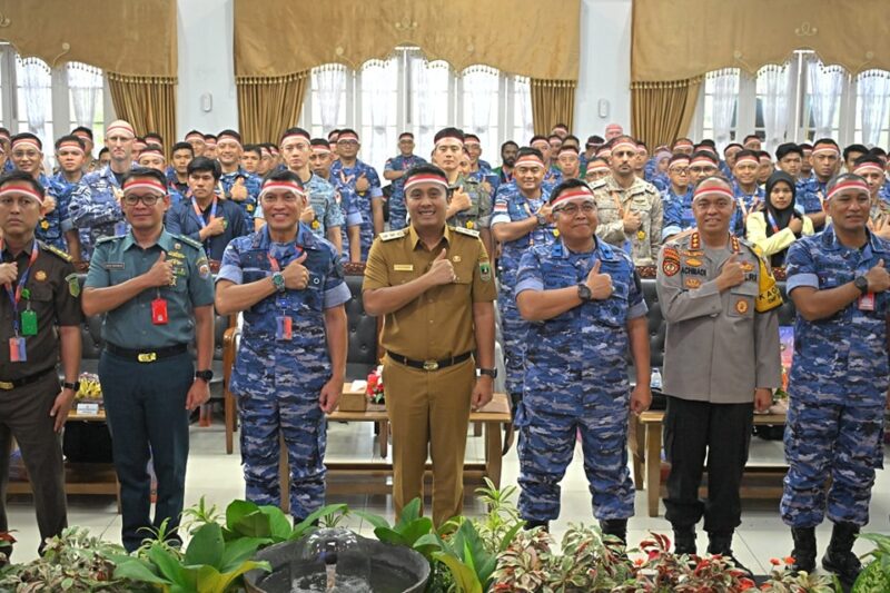 Wagub Sumbar Vasko Ruseimy menyambut Pasis Sesko AU Angkatan 62 di Auditorium Istana Gubernuran, Senin (24/2/2025). (Foto: ADPSB)