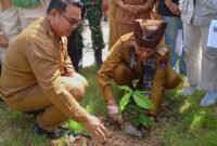 Wawako Padang Maigus Nasir melakukan penanaman pohon di sela-sela pelaksanaan Musrenbang Kecamatan Padang Timur, Senin (24/2/2025). (Foto: Diskominfo Padang)