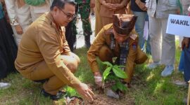 Wawako Padang Maigus Nasir melakukan penanaman pohon di sela-sela pelaksanaan Musrenbang Kecamatan Padang Timur, Senin (24/2/2025). (Foto: Diskominfo Padang)