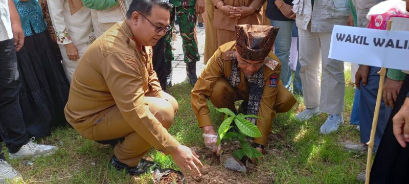 Wawako Padang Maigus Nasir melakukan penanaman pohon di sela-sela pelaksanaan Musrenbang Kecamatan Padang Timur, Senin (24/2/2025). (Foto: Diskominfo Padang)