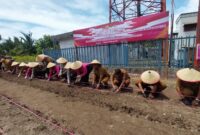 Suasana launching penguatan program Perkarangan Pangan Lestari (P2L) di Polsek Koto Tangah, Senin (24/2/2025). (Foto: Diskominfo Padang)