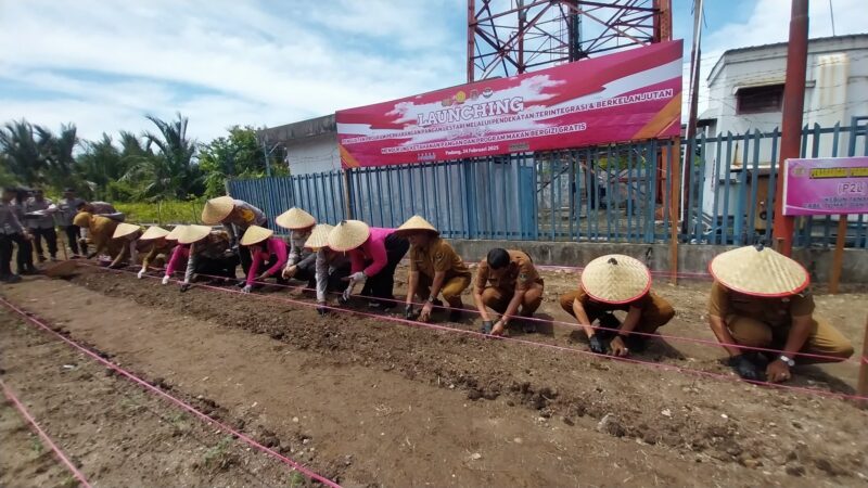 Suasana launching penguatan program Perkarangan Pangan Lestari (P2L) di Polsek Koto Tangah, Senin (24/2/2025). (Foto: Diskominfo Padang)