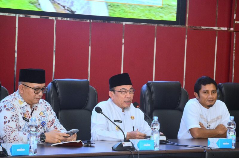 Wakil Wali Kota Padang Maigus Nasir memimpin Rakor TPID Padang di Balai Kota Aie Pacah, Jumat (21/2/2025). (Foto: Prokopim Padang)