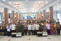 Wakil Wali Kota Padang Maigus Nasir bersama unsur Forkopimda, para tokoh ormas, sosial, pemuda dan keagamaan di Kota Padang usai penandantanganan pernyataan sikap bersama, Jumat (21/2/2025). (Foto: Prokopim Padang)