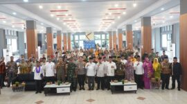 Wakil Wali Kota Padang Maigus Nasir bersama unsur Forkopimda, para tokoh ormas, sosial, pemuda dan keagamaan di Kota Padang usai penandantanganan pernyataan sikap bersama, Jumat (21/2/2025). (Foto: Prokopim Padang)