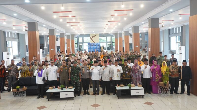 Wakil Wali Kota Padang Maigus Nasir bersama unsur Forkopimda, para tokoh ormas, sosial, pemuda dan keagamaan di Kota Padang usai penandantanganan pernyataan sikap bersama, Jumat (21/2/2025). (Foto: Prokopim Padang)