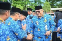 Pj Wali Kota Padang Andree Algamar menyalami para ASN usai Upacara Bulanan Pemko Padang, Senin (17/2/2025). (Foto: Prokopim Padang)