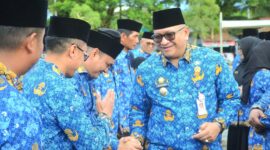 Pj Wali Kota Padang Andree Algamar menyalami para ASN usai Upacara Bulanan Pemko Padang, Senin (17/2/2025). (Foto: Prokopim Padang)