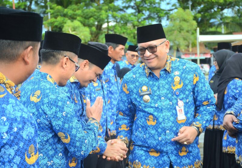 Pj Wali Kota Padang Andree Algamar menyalami para ASN usai Upacara Bulanan Pemko Padang, Senin (17/2/2025). (Foto: Prokopim Padang)