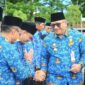 Pj Wali Kota Padang Andree Algamar menyalami para ASN usai Upacara Bulanan Pemko Padang, Senin (17/2/2025). (Foto: Prokopim Padang)