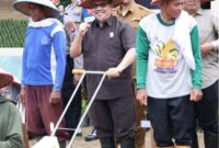 Ketua DPRD Sumbar, Drs. H. Muhidi, MM hadir dalam Launching Penanaman Jagung Serentak 1 Juta Hektar di Perumahan Navila Dagoes Permai, Padang Sarai, Kecamatan Koto Tangah, Kota Padang, Selasa (21/1/2025). (Foto: DPRD Sumbar)