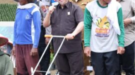 Ketua DPRD Sumbar, Drs. H. Muhidi, MM hadir dalam Launching Penanaman Jagung Serentak 1 Juta Hektar di Perumahan Navila Dagoes Permai, Padang Sarai, Kecamatan Koto Tangah, Kota Padang, Selasa (21/1/2025). (Foto: DPRD Sumbar)