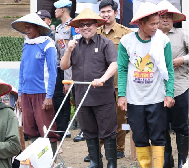 Ketua DPRD Sumbar, Drs. H. Muhidi, MM hadir dalam Launching Penanaman Jagung Serentak 1 Juta Hektar di Perumahan Navila Dagoes Permai, Padang Sarai, Kecamatan Koto Tangah, Kota Padang, Selasa (21/1/2025). (Foto: DPRD Sumbar)