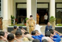 Bupati Solsel, Khairunas memimpin apel gabungan ASN di lingkungan Pemerintah Kabupaten Solsel, Senin (3/2/2025). (Foto: Pemkab Solsel)
