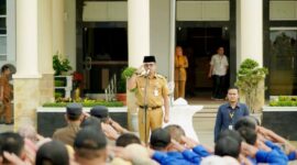 Bupati Solsel, Khairunas memimpin apel gabungan ASN di lingkungan Pemerintah Kabupaten Solsel, Senin (3/2/2025). (Foto: Pemkab Solsel)
