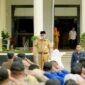 Bupati Solsel, Khairunas memimpin apel gabungan ASN di lingkungan Pemerintah Kabupaten Solsel, Senin (3/2/2025). (Foto: Pemkab Solsel)