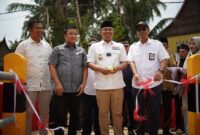 Bupati Dharmasraya, Sutan Riska Tuanku Kerajaan meresmikan Jembatan Gantung Siguntur yang membentang kokoh di atas Sungai Batanghari, Senin (3/1/2025). (Foto: Pemkab Dharmasraya)