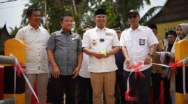 Bupati Dharmasraya, Sutan Riska Tuanku Kerajaan meresmikan Jembatan Gantung Siguntur yang membentang kokoh di atas Sungai Batanghari, Senin (3/1/2025). (Foto: Pemkab Dharmasraya)