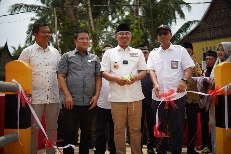 Bupati Dharmasraya, Sutan Riska Tuanku Kerajaan meresmikan Jembatan Gantung Siguntur yang membentang kokoh di atas Sungai Batanghari, Senin (3/1/2025). (Foto: Pemkab Dharmasraya)