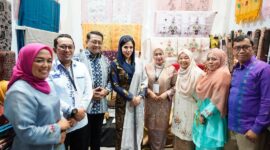 Menteri Ekraf RI Teuku Riefky Harsya bersama istri mengunjungi stand Dekranasda Tanah Datar. (Foto: Prokopim Tanah Datar)