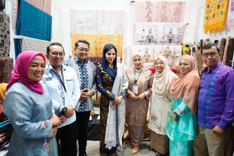 Menteri Ekraf RI Teuku Riefky Harsya bersama istri mengunjungi stand Dekranasda Tanah Datar. (Foto: Prokopim Tanah Datar)