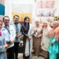 Menteri Ekraf RI Teuku Riefky Harsya bersama istri mengunjungi stand Dekranasda Tanah Datar. (Foto: Prokopim Tanah Datar)